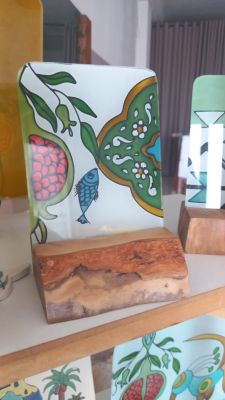 Panneau en verre artisanal sur bois – Motifs nature et tradition